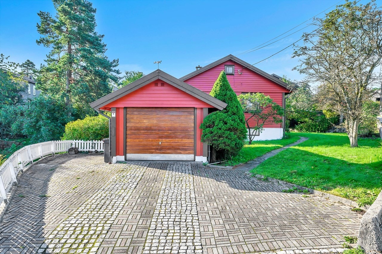 Enebolig på hyggelig tomt i attraktivt boligområde. Pen tomt. Garasje Galleribilde