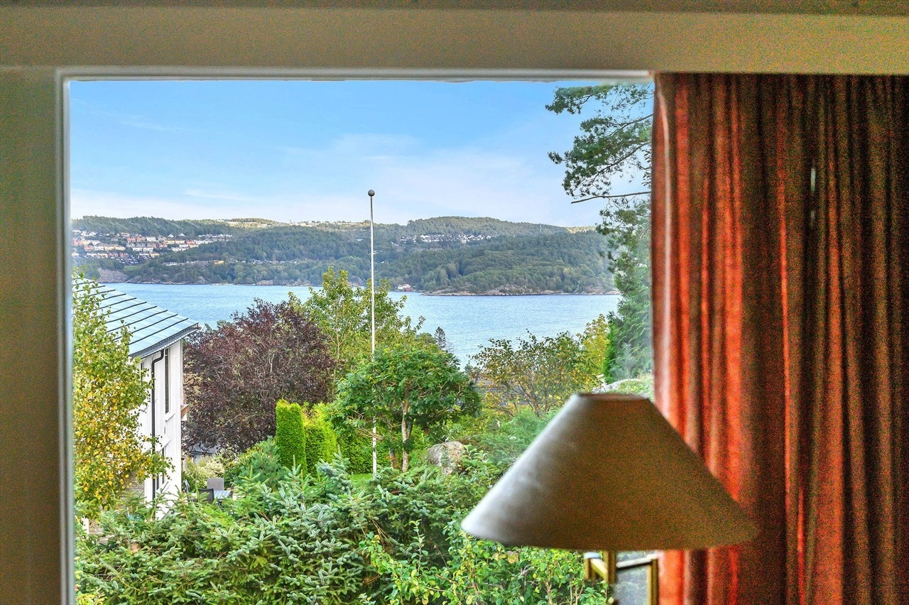 Utsikt fra stuevindu mot Topdalsfjorden og Hånes Galleribilde