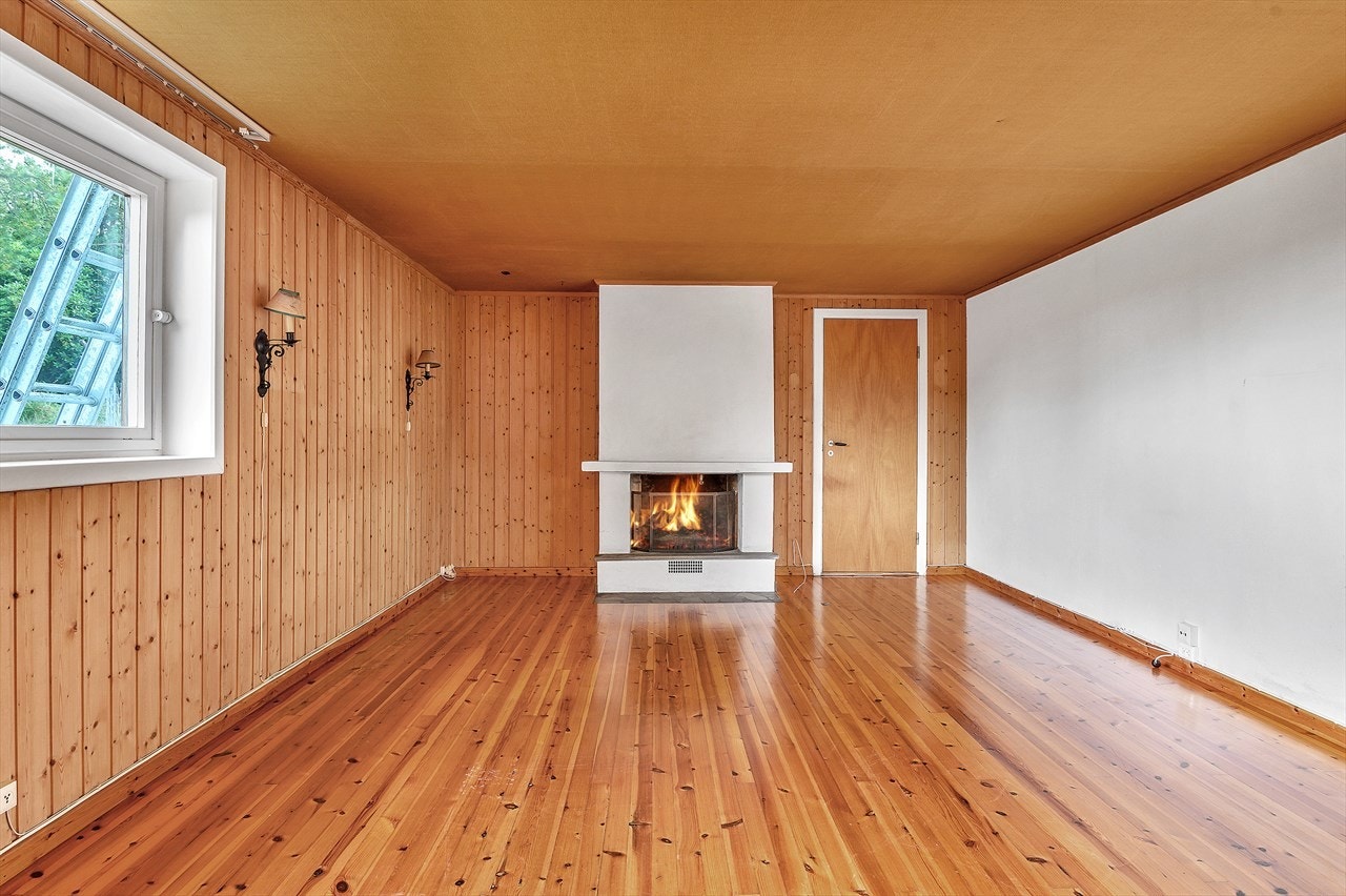 TV-stue med peis. Galleribilde