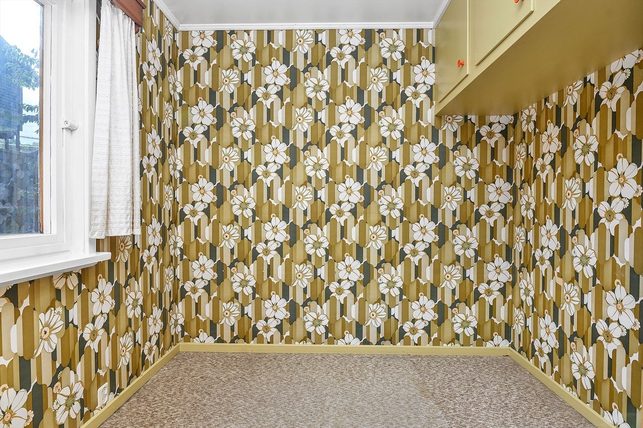 Hobbyrom i kjeller med plassbygde overskap. Galleribilde