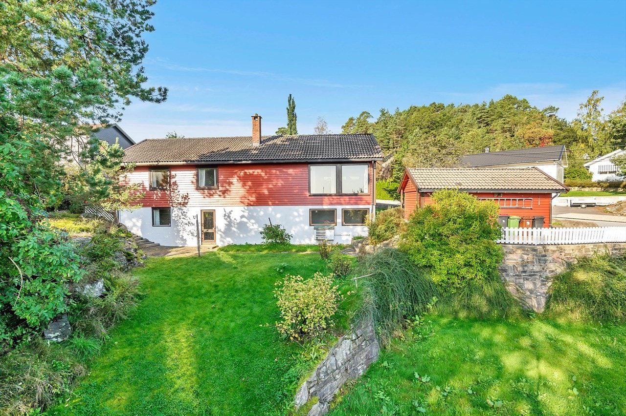 Beliggenhet i veletablert boligområde. Kort vei til alle fasiliteter. Gangavstand til flere badeplasser som Vollevannet, Tretjønn og Jegersberg. Jegersberg har vakre turområder med lysløype og badeplasser. Trygg gangvei til Fagerholt barneskole. Galleribilde