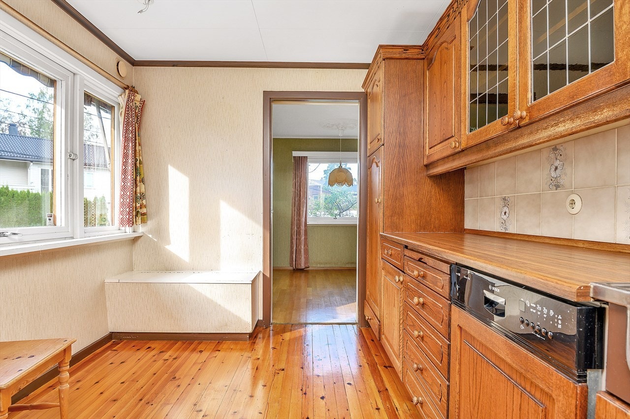 Eikekjøkken med skap til tak. Galleribilde