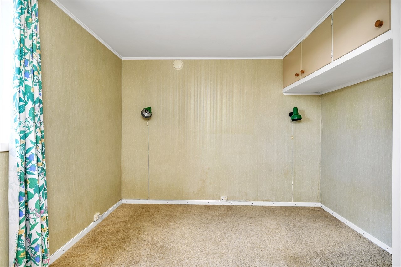 Soverom med plassbygde overskap. Galleribilde