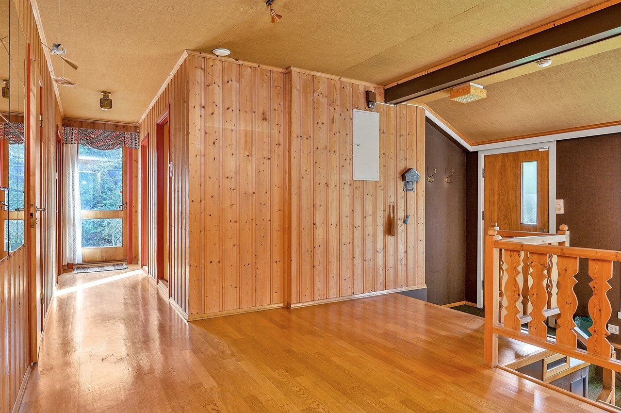 Det er utgang til tomten fra gangen ved soverommene. Galleribilde