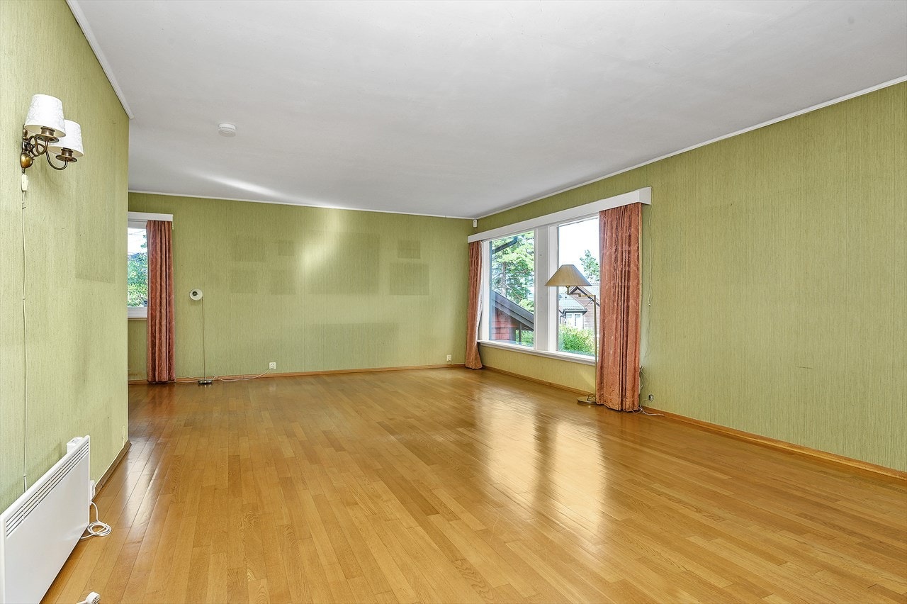 Vinkelstue gir god plass til både sittegrupper og spisestue. Galleribilde