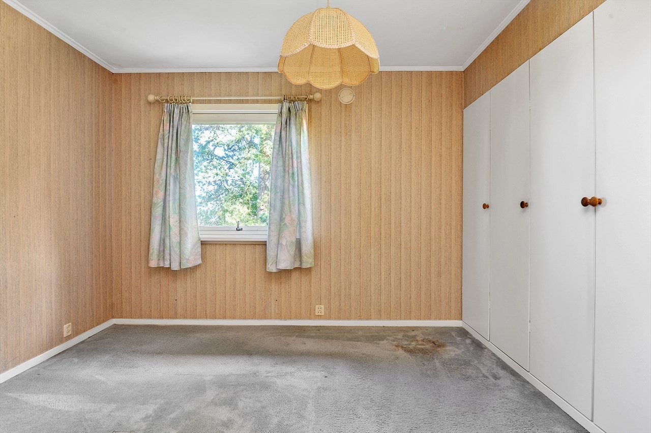 Soverom med plassbygde skap. Galleribilde