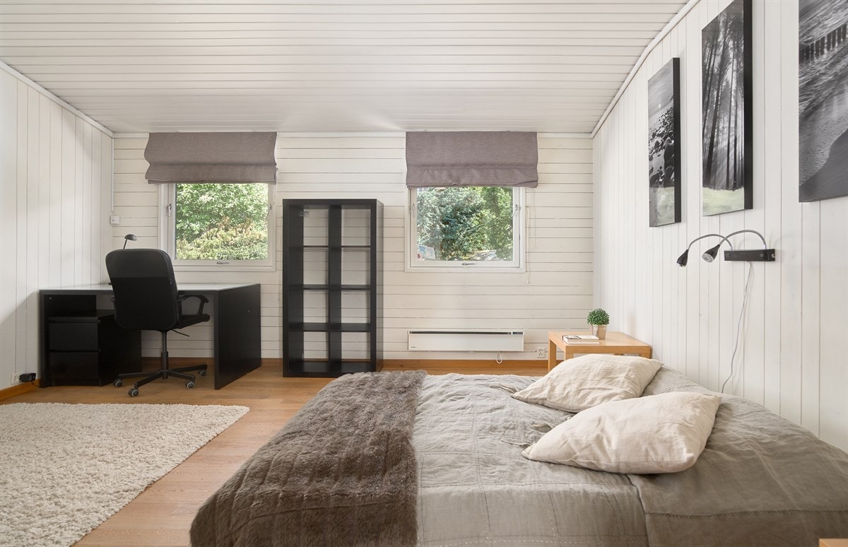 Alle soverommene vender inn mot den lune hagen på baksiden av huset. Her er soverom 1 av 3 i førte etasje. Galleribilde