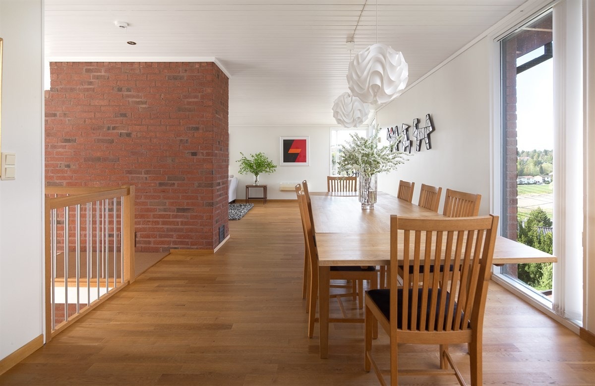 Trappen leder opp til en stor og lys spisestue som ligger mellom hovedstuen og den mer tilbaketrukne stuen mot soverommene. Galleribilde