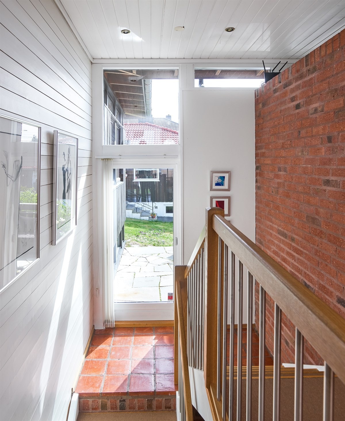 Trappen opp til første etasje går i to løp, med repot. Galleribilde