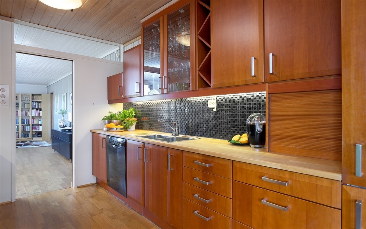 Kjøkkenet er innholdsrik og leder fra spisestuen til spiseplassen innenfor. Galleribilde