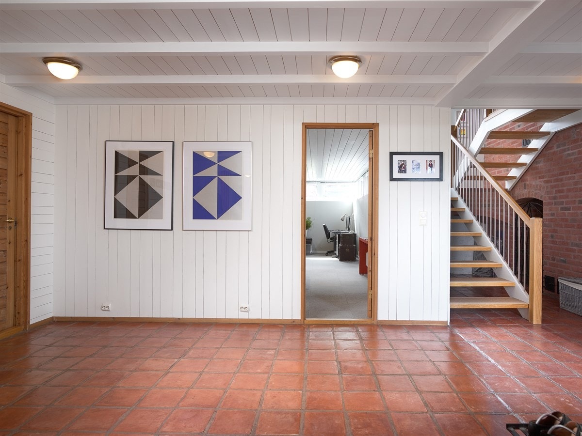 Fra hallen til det store soverommet (gutterommet) og trappen til første etasje. Galleribilde