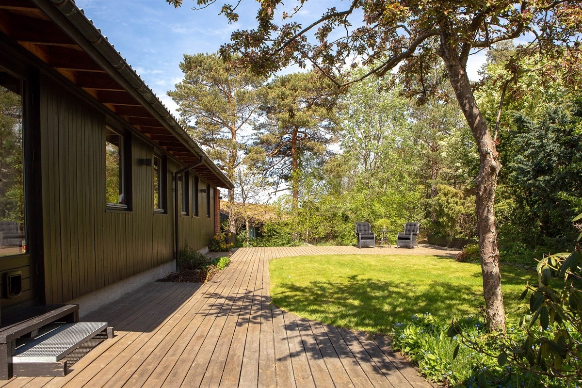 Vaskerommet og soverommene i første etasje henvender seg inn mot den fine tomten på baksiden. Galleribilde