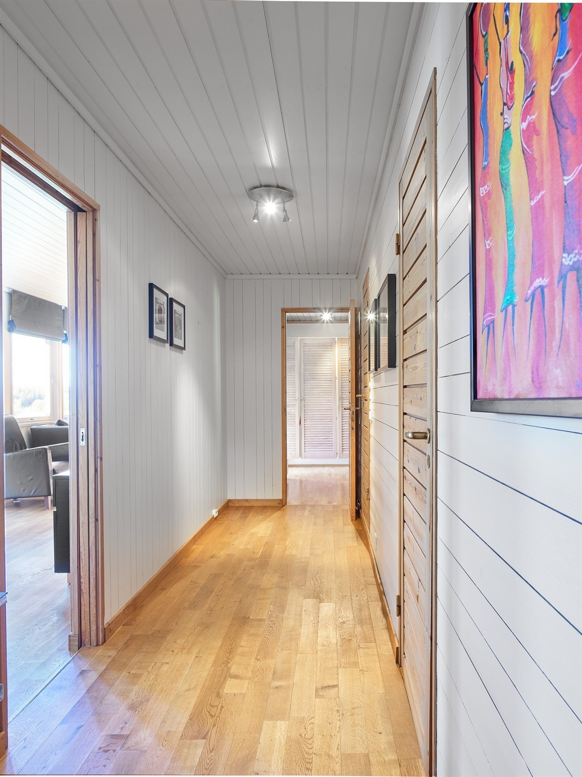 Soveromsgangen fungerer som en buffer mellom soverommene og stuene utenfor. Galleribilde