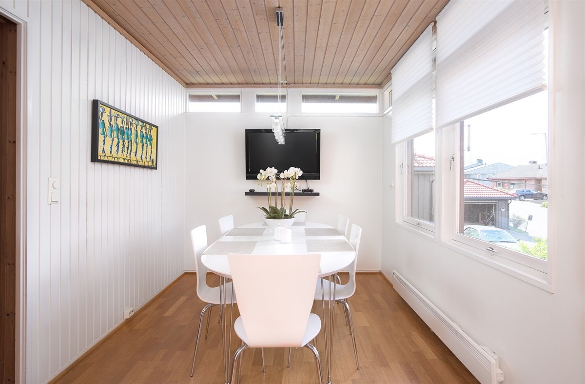 Spiseplassen innenfor kjøkkenet. Galleribilde