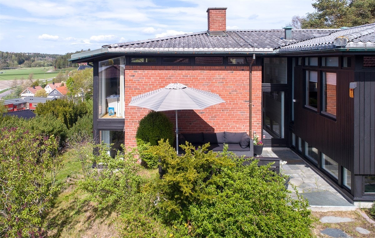 Ut mot vest, en fin og solrik terrasse med fin utsikt. Galleribilde