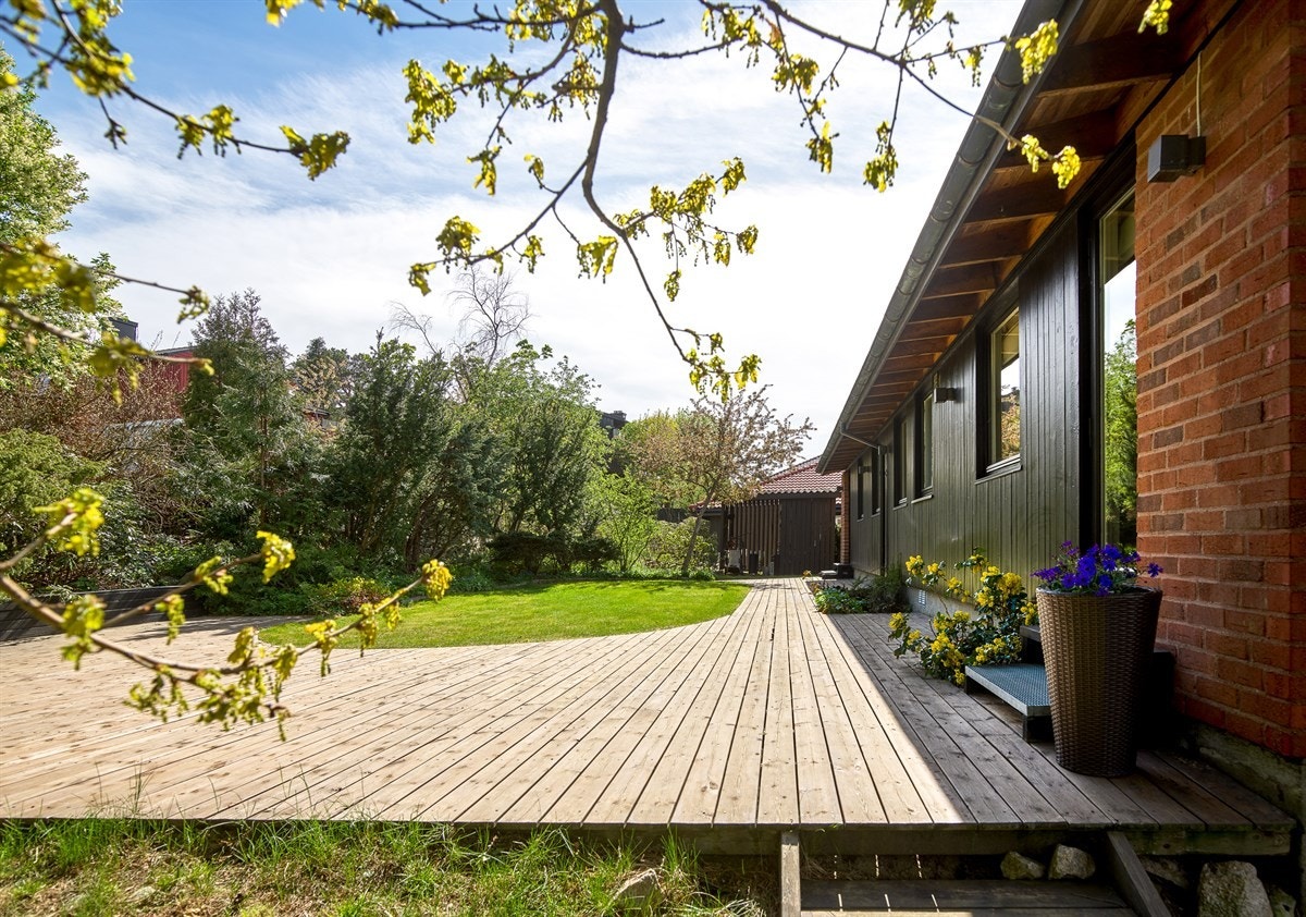 På baksiden mot øst, et lun og privat tomt med store plattinger. Galleribilde