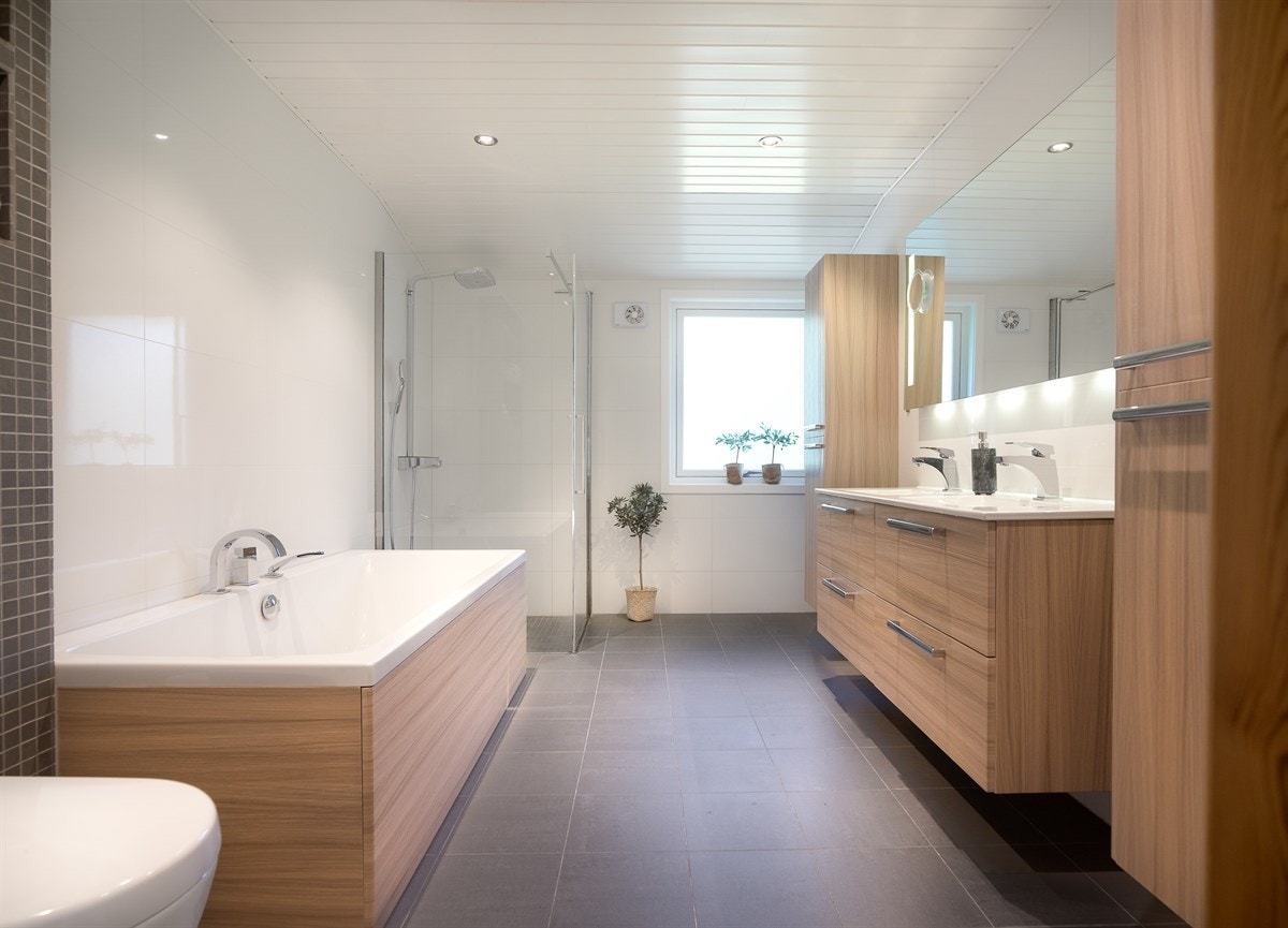 Badet i første etasje er nytt i 2014 og er utstyrt med eksklusiv innredning fra Scala, med dobbel servant og høyskap. Badekar med tilsvarende fronter, vegghengt wc og dusjvegg. Galleribilde