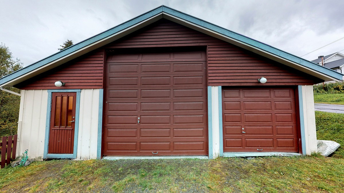 Garasje med plass til personbil, bobil, verksted samt rikelig med plass til oppbevaring