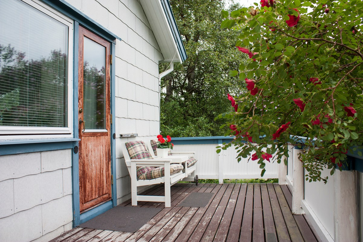 God plass til sofa og bord på veranda