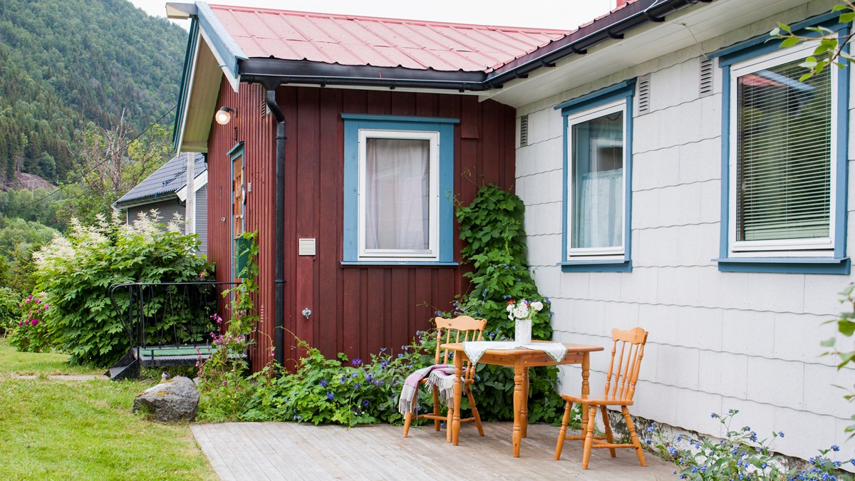 Lun platting hvor man kan nyte gode solforhold og flott utsikt mot Lyngsalpan