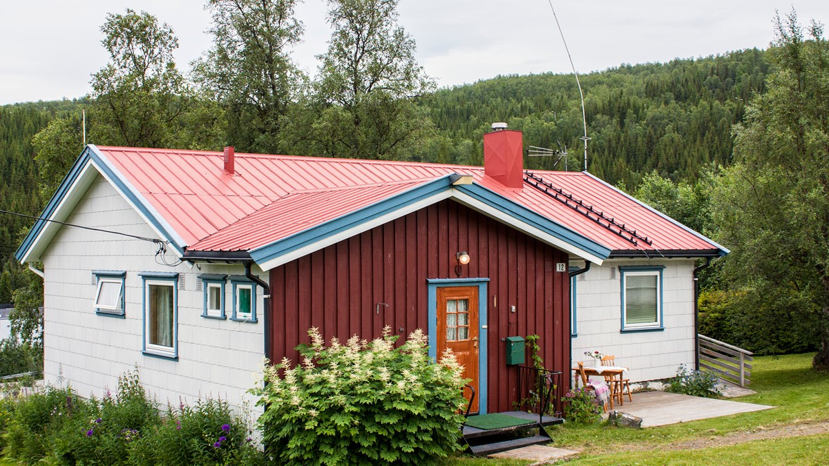 Sentralt beliggende enebolig med stor opparbeidet tomt, dobbeltgarasje og nydelig utsikt mot Lyngenfjorden