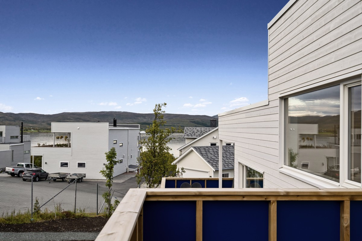 Utgang fra stue til balkong hvor man kan nyte områdets gode solforhold