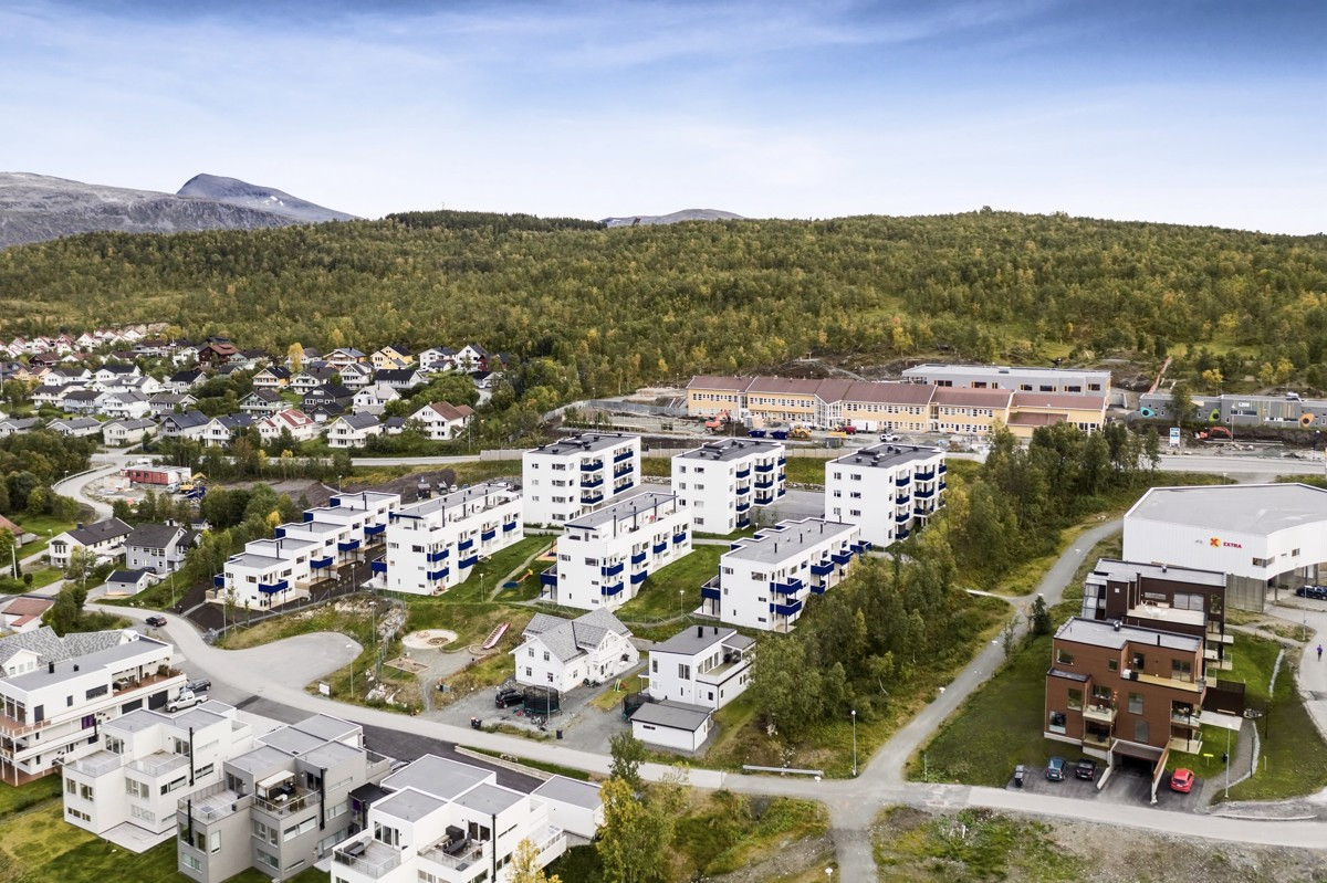 Nærbutikker i området og det er kun noen minutters kjøretur til Jekta Handelspark med alle servicetilbud