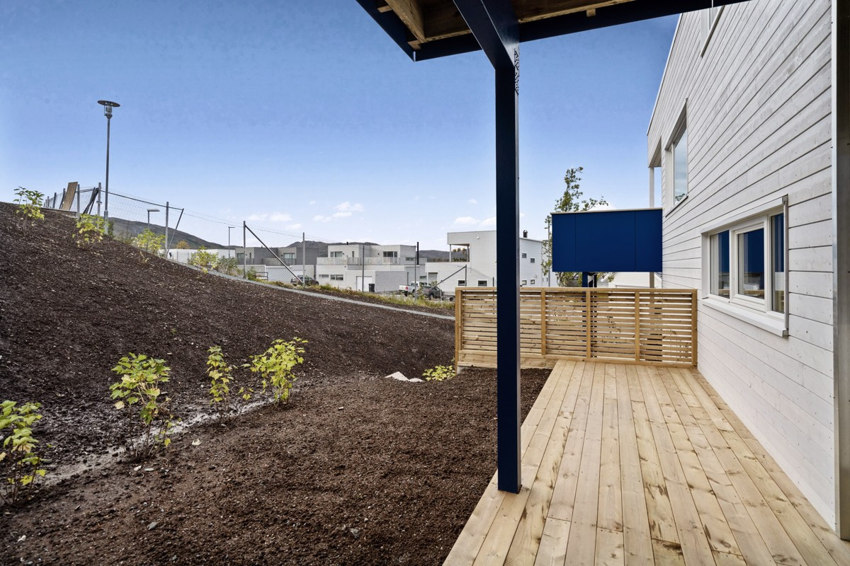 God plass til grill og sitteområder på terrasse