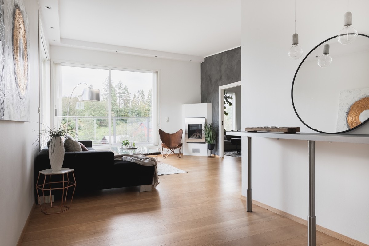Det er 1-stavs eikeparkett på gulv som er gjennomgående i hele leiligheten. Galleribilde