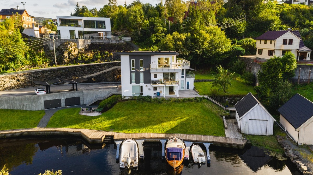 Toppleilighet med høy standard, stor balkong, to parkeringsplasser, egen båtplass og gode lys- og solforhold. Galleribilde
