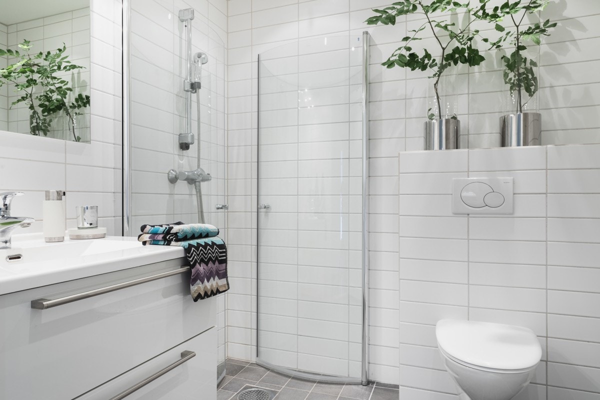 Helfliset bad med varmekabler i gulv og innfelte downlights i tak. Galleribilde