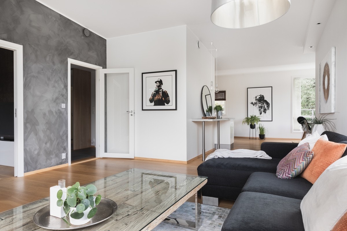 Den åpne løsningen med kjøkken gjør dette til en hyggelig og meget sosial sone og et naturlig samlingspunkt. Galleribilde