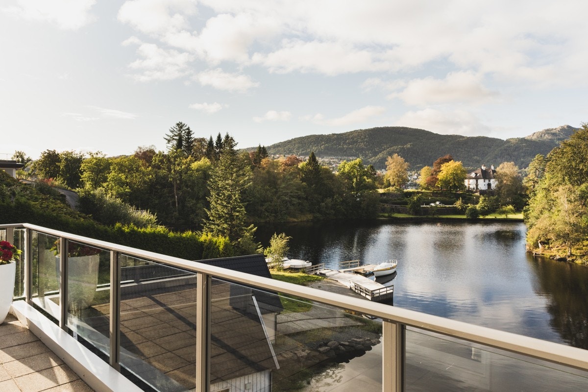 Gode lys- og solforhold. Midstommers har man sol fra morgen til ca. 2130. Galleribilde