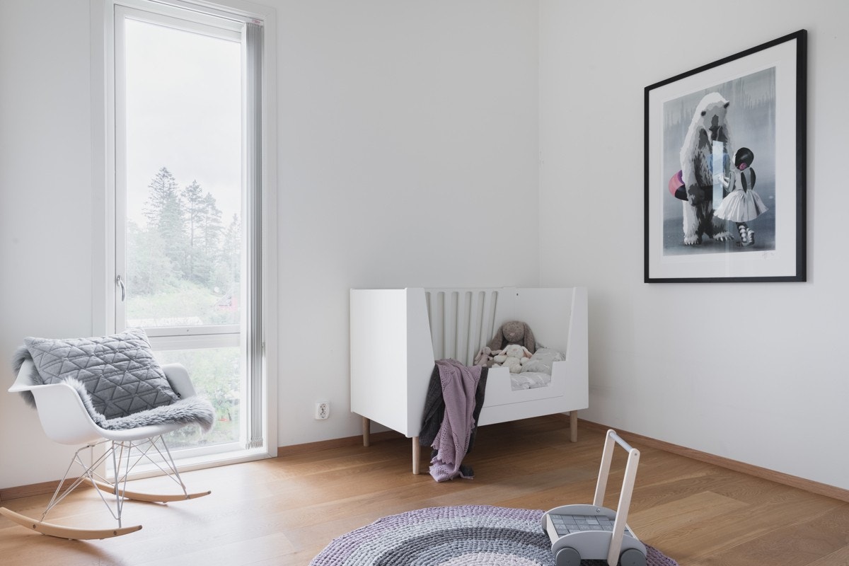 Soverom nummer to er også av god størrelse med plass til dobbelseng, garderobeløsninger og ønsket møblement. Galleribilde
