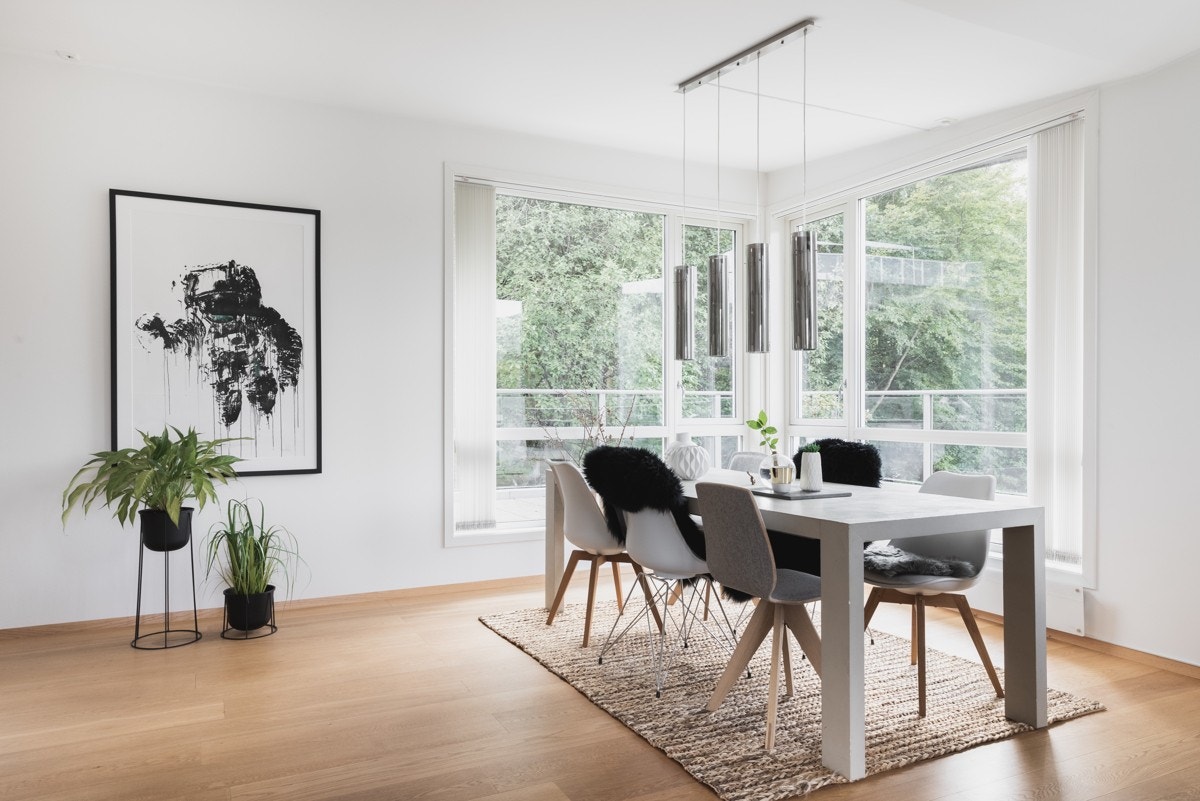 Den lyse fargepaletten gjør det enkelt å sette sitt eget preg på leiligheten. Galleribilde