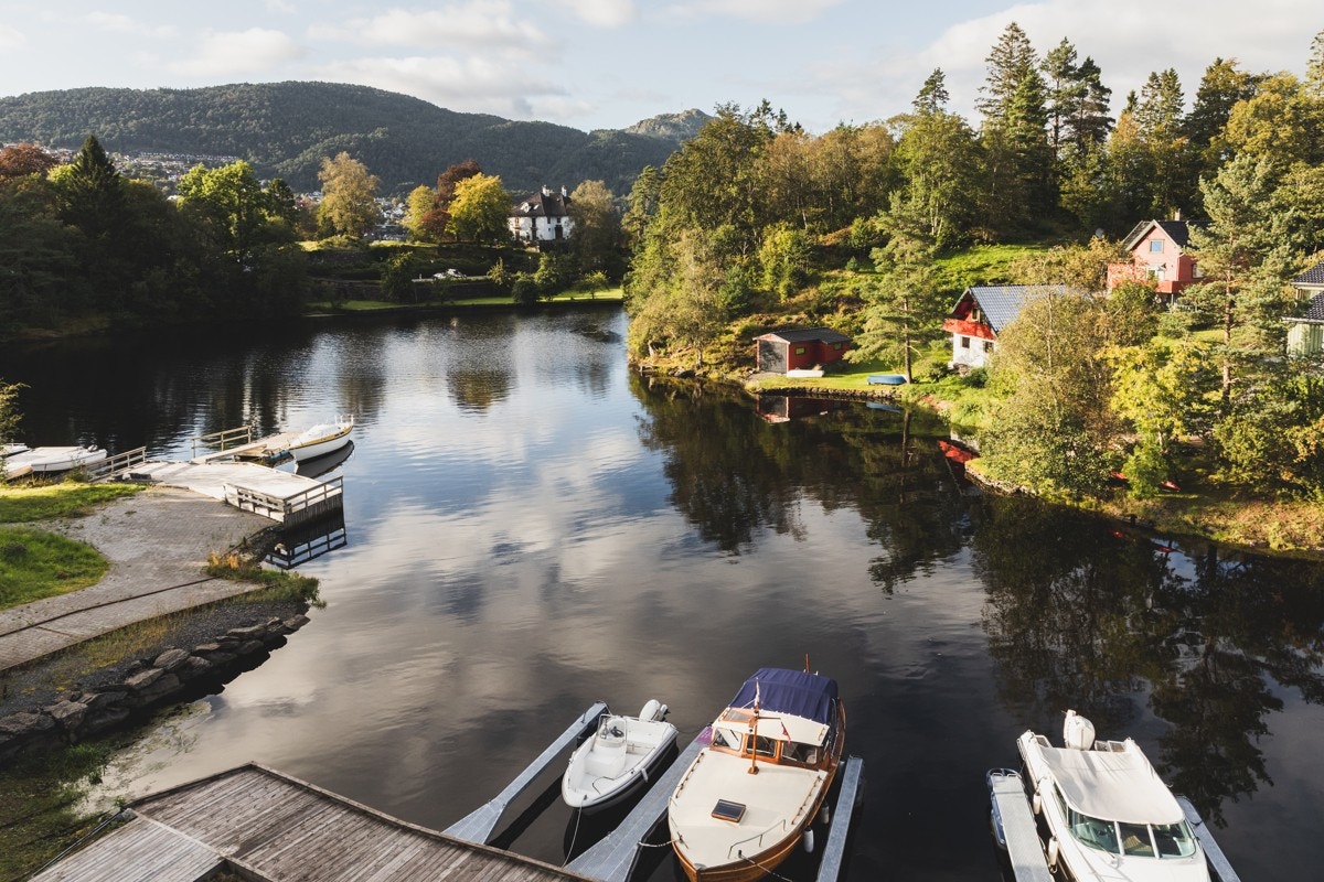 Båtplassen til høyre i bildet er tilhørende leiligheten. Galleribilde