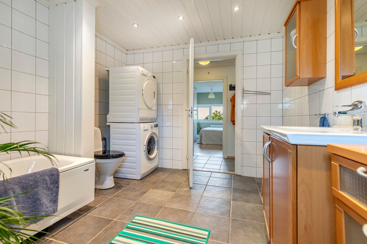 Romslig bad/WC/vaskerom, ca 8,5 m². Galleribilde