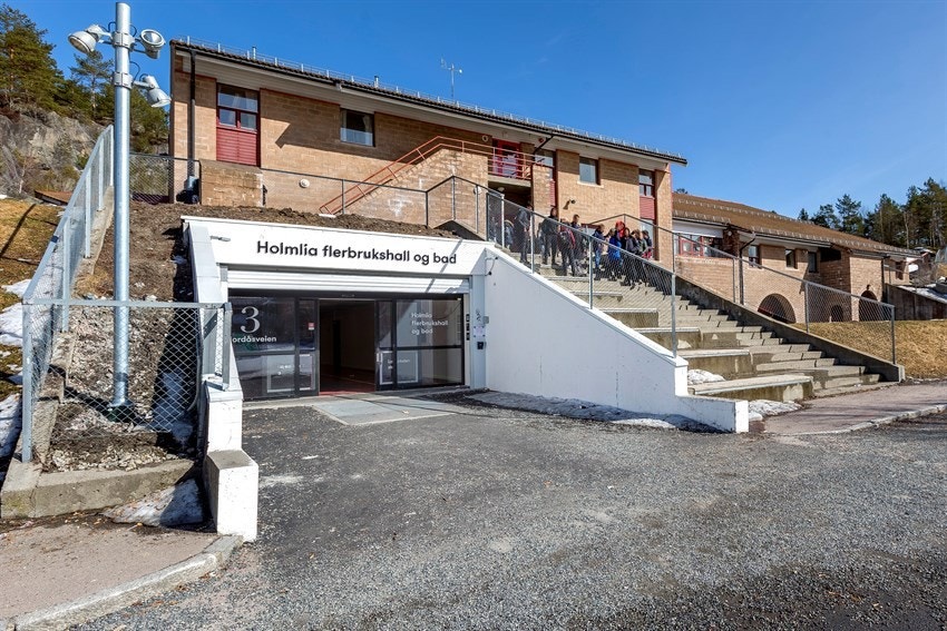 Inngang til Holmlia, bad, treningssenter mm. Galleribilde