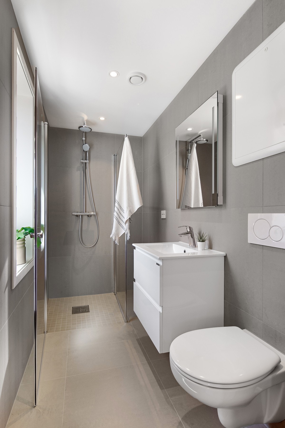 Dusjbad/wc i kjeller. Galleribilde