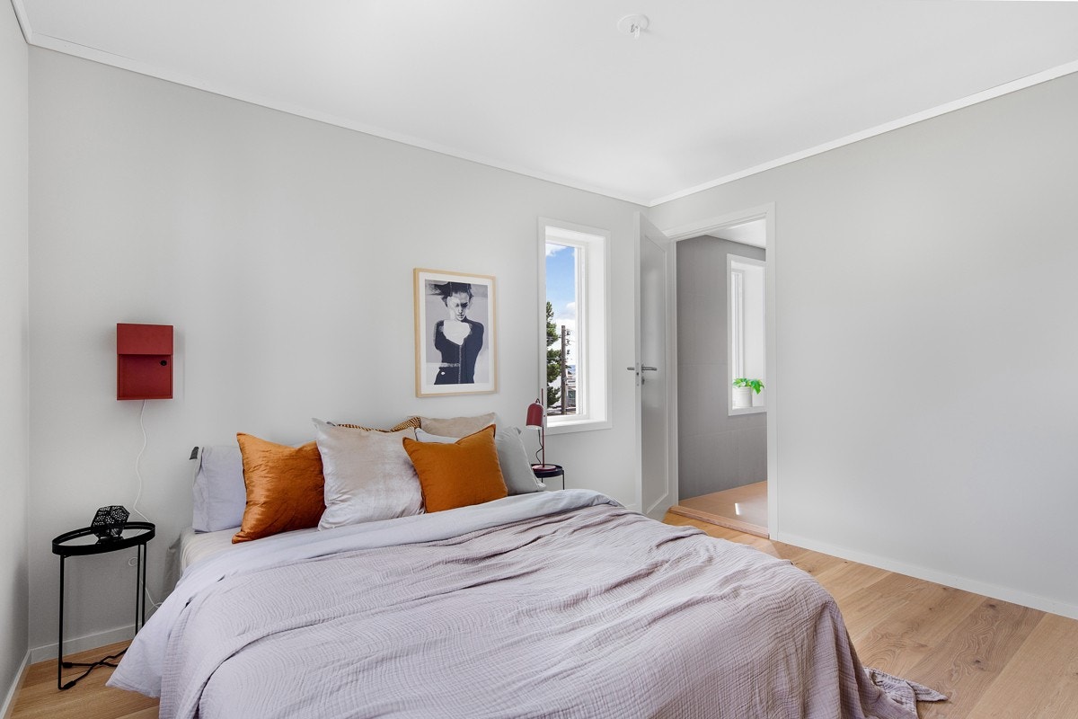 Soverom med inngang til eget bad. Galleribilde