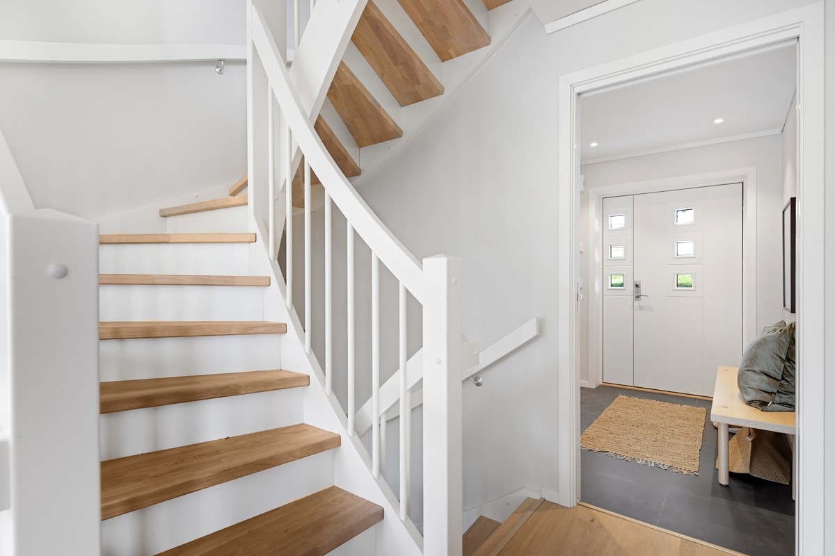 Trappegang opp til 2 etasje og kjeller. Galleribilde