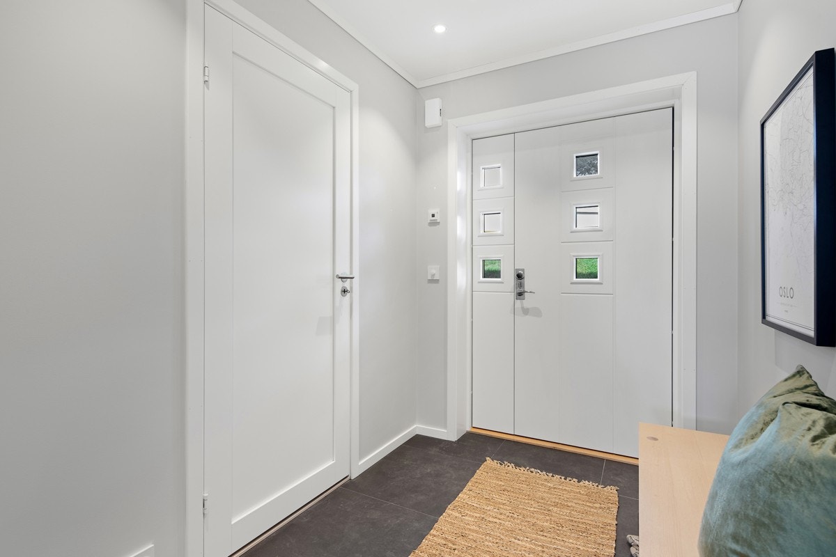 Romslig gang/entre med fliser og varmekabler. Galleribilde