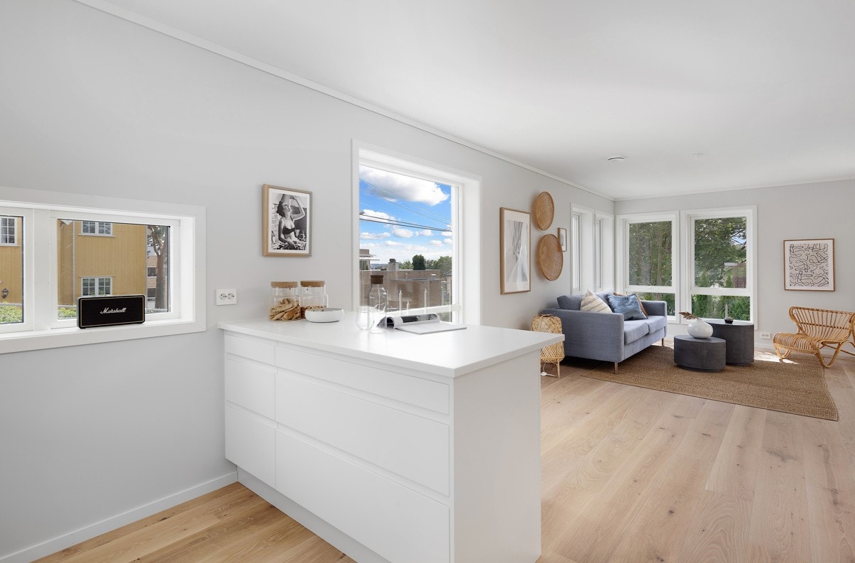 Kjøkken, stue og spisestue i åpenløsning. Galleribilde