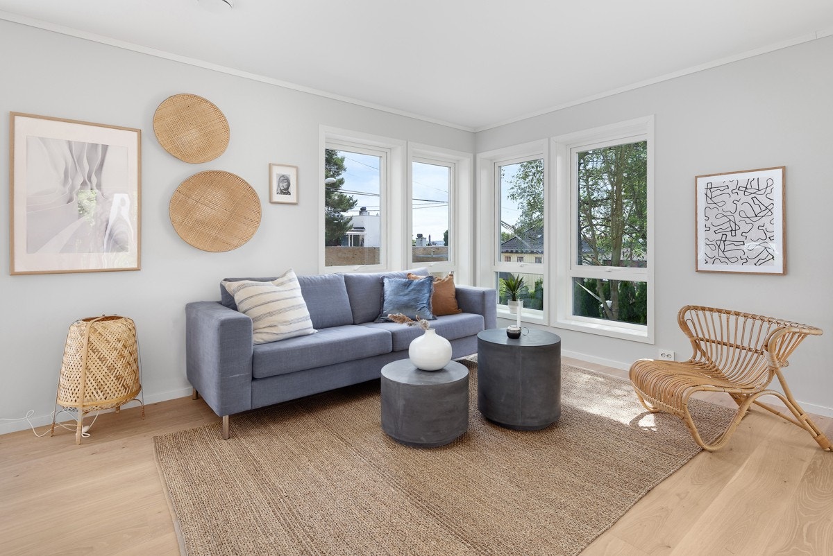 Stuen er lys med vinduer i flere himmelretninger. Galleribilde