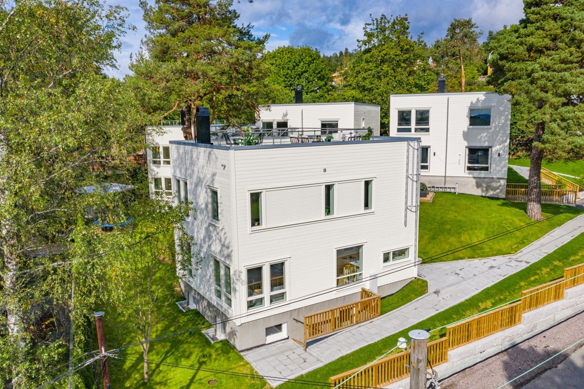 Utomhusarealer er opparbeidet med blant annet gress og beplantning. Galleribilde