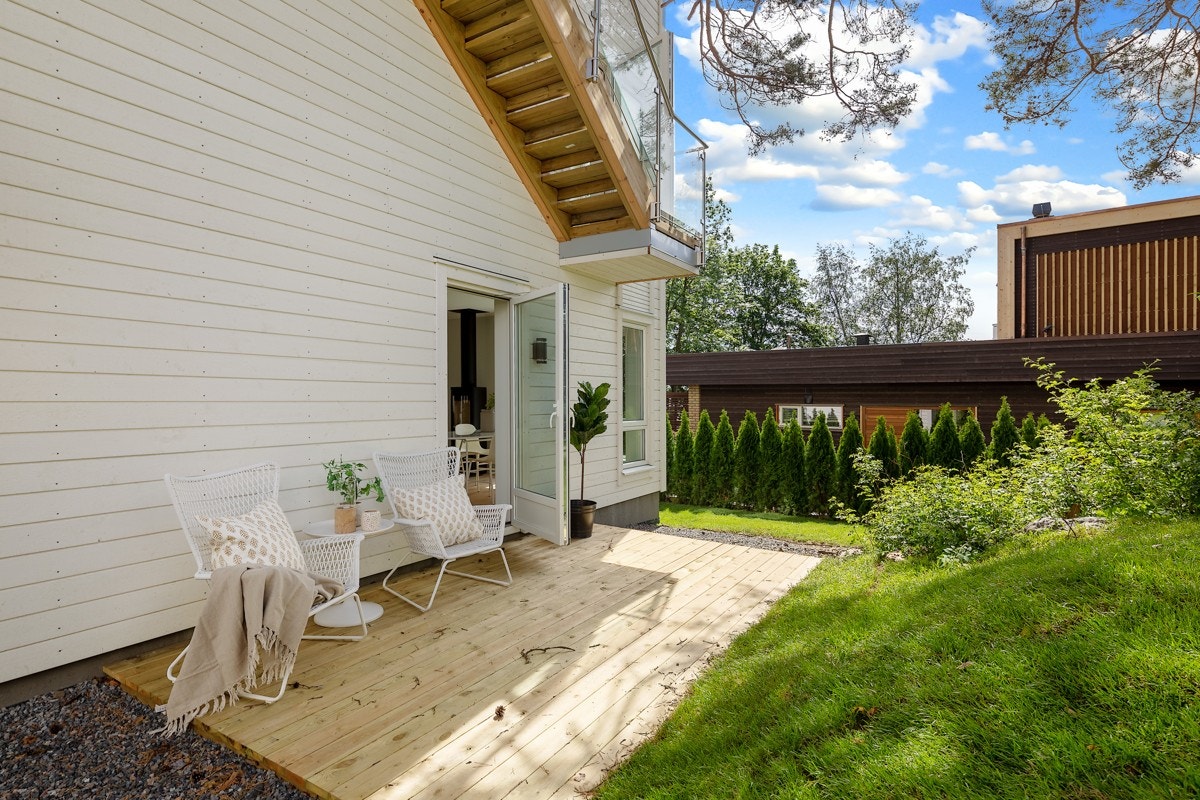 Vestvendt terrasse for ettermiddagskafe og lune sommerkvelder. Galleribilde