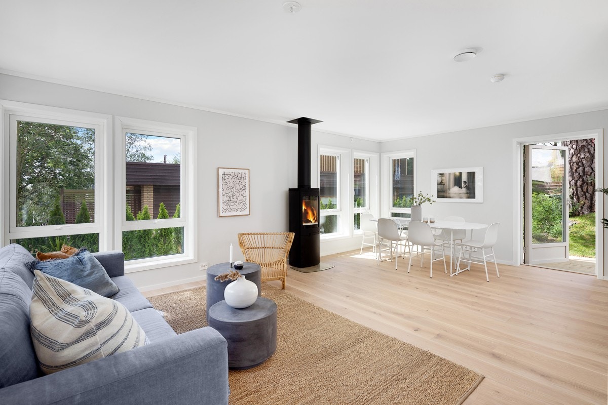 Stue og spisestue med peisovn og utgang til vestvendt terrasse. Galleribilde