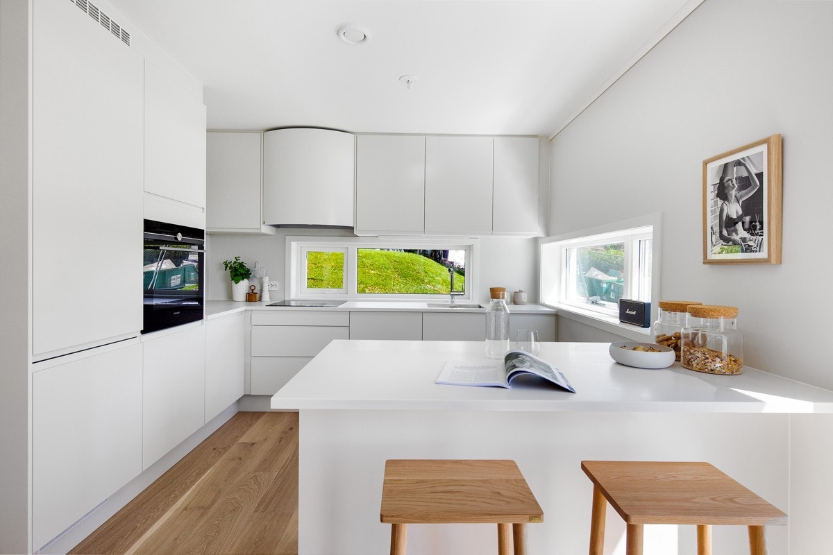 Lyst og moderne kjøkken med integrerte hvitevarer fra Siemens. Galleribilde