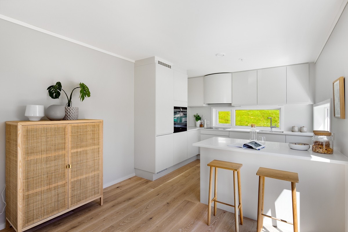 Kjøkkenet har en hyggelig sitteplass for raske måltider. Galleribilde