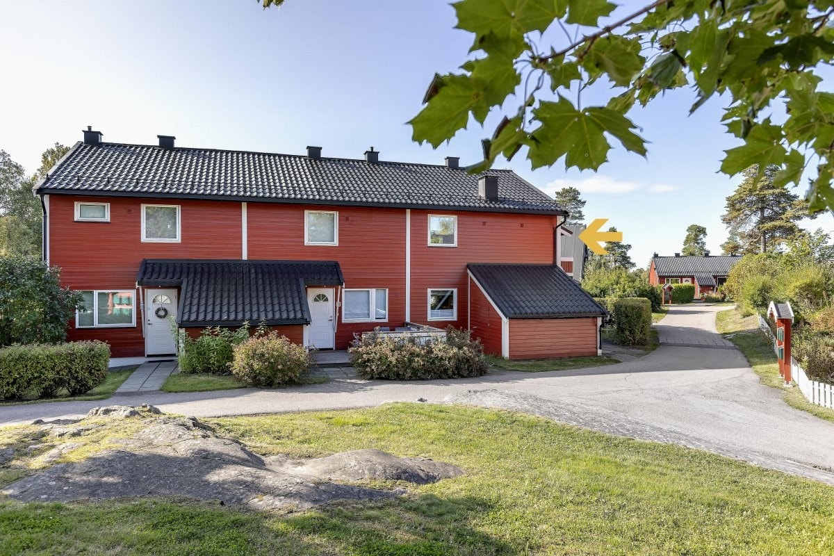 Leiligheten ligger idyllisk til i utkanten av borettslaget med marka som nabo. Kun 2 minutters gange til lysløype, og 2 minutters gange til bussholdeplass. Galleribilde